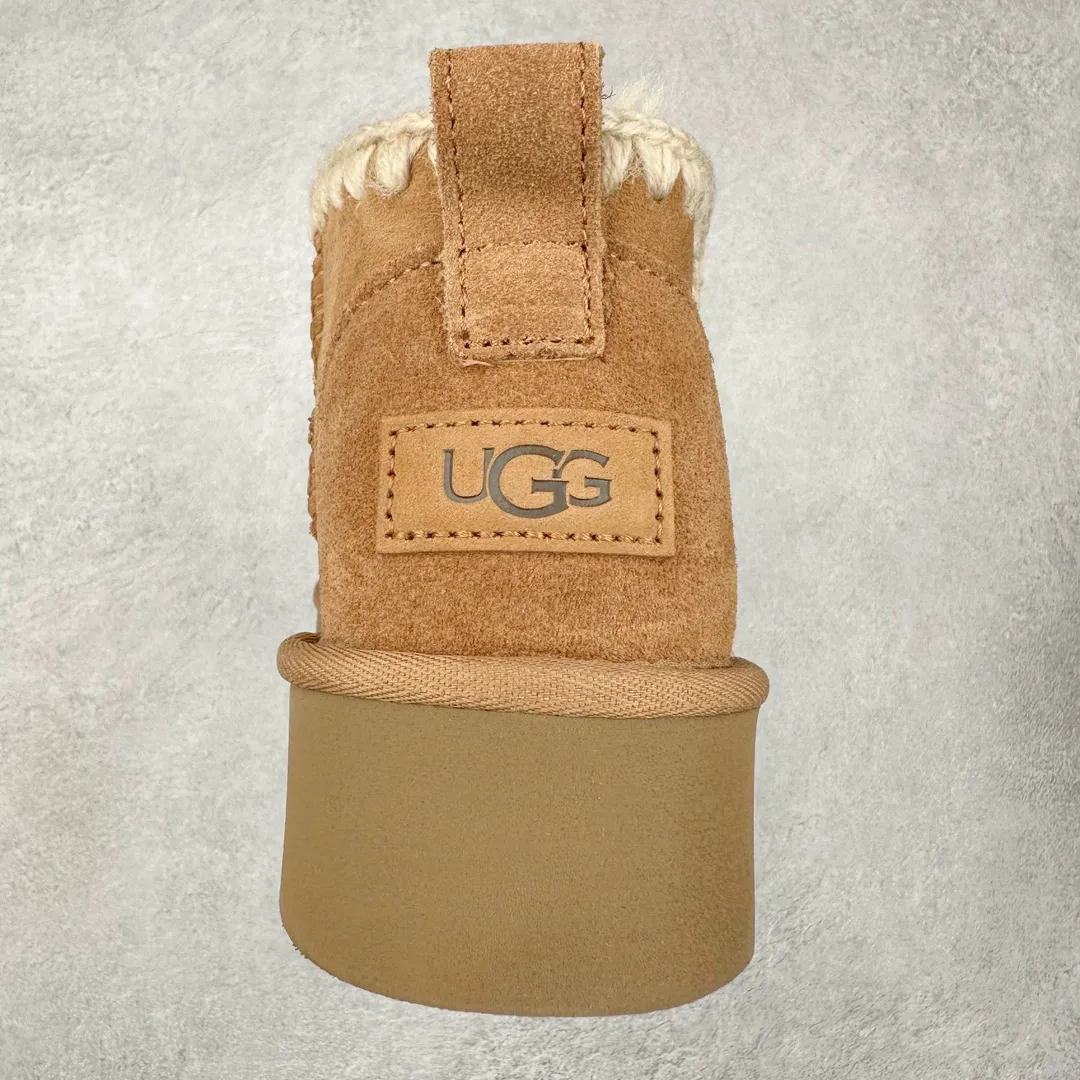 Pick up locally 💰520 UGG 6109G classic wooden buckle autumn and winter sheep fur all-in-one snow boots. All shoes are made from ZP. Longfeng A-grade Australian imported sheep fur all-in-one women's boots. Brand OEM production line. Fully follow the ZP process. Original pattern maker of the OEM. Adhering to the principle of no original shoes and no development selection. Pay attention to every detail. The most authentic version on the market TREADLITE "Light Wing" technology outsole Lightweight/durable/flexible/pile size: 35 36 37 38 39 40 Coding: by2936090